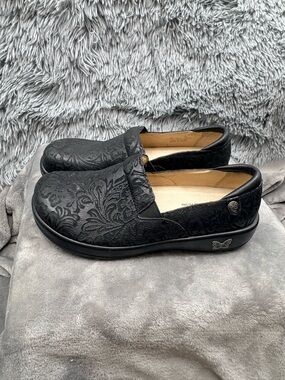 Alegria Clogs Womens 38 US 8 8.5 Keli Professional Black Embossed Paisley